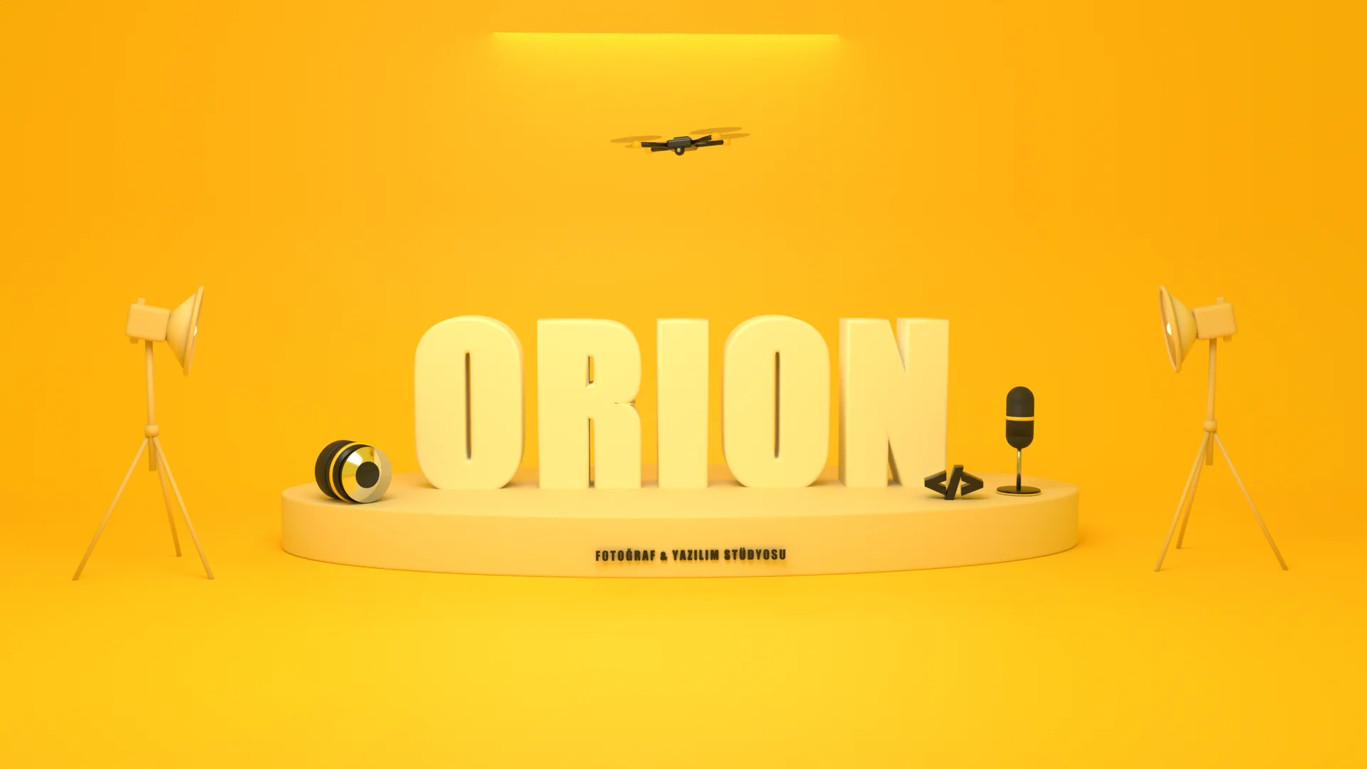 Sarı fonlu stüdyoda krem bir podyumun üstünde ORION yazısı, fotoğraf lensi, mikrofon, kod işareti, bir stüdyo flaşı ve küçük bir drone